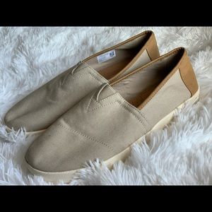 TOMS brand new never been used !